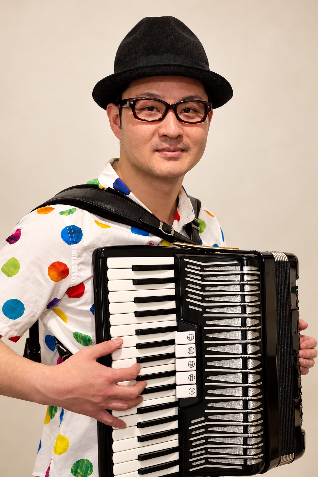 アコーディオンを持つジャーバラ藤田