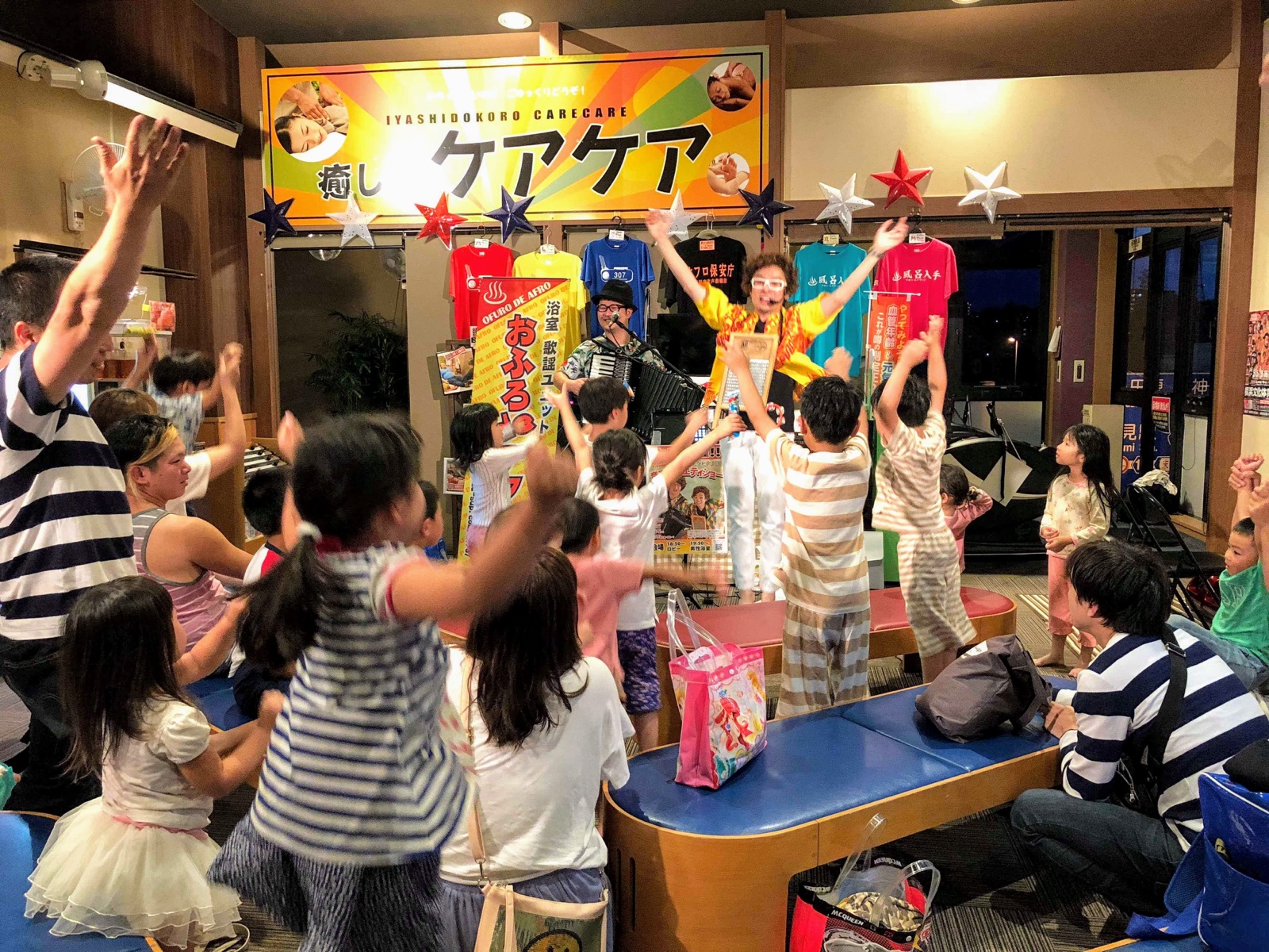 子どもたちと一緒に盛り上がるステージ