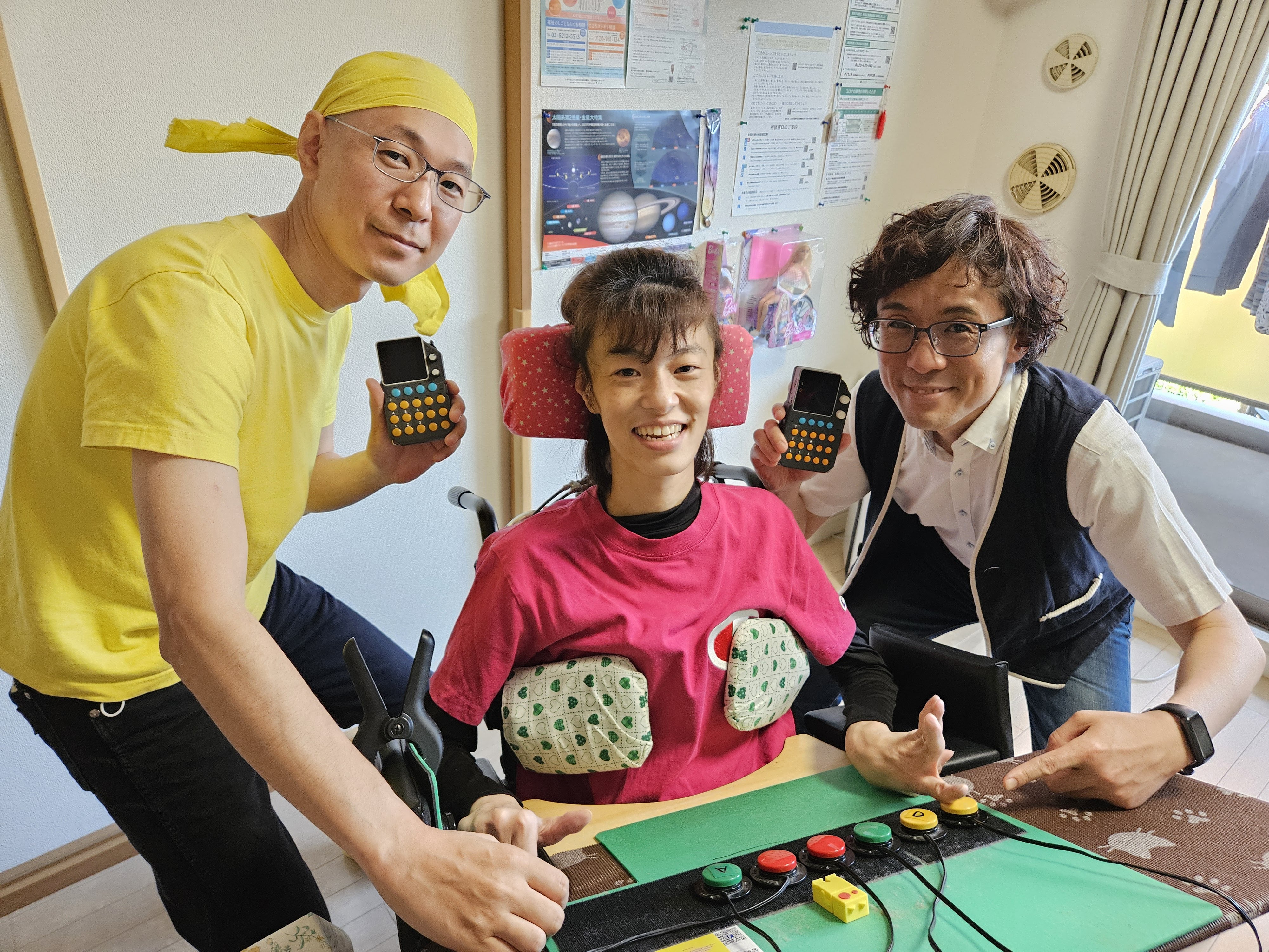 電子楽器を手に、笑顔で並ぶ体験会の参加者たち